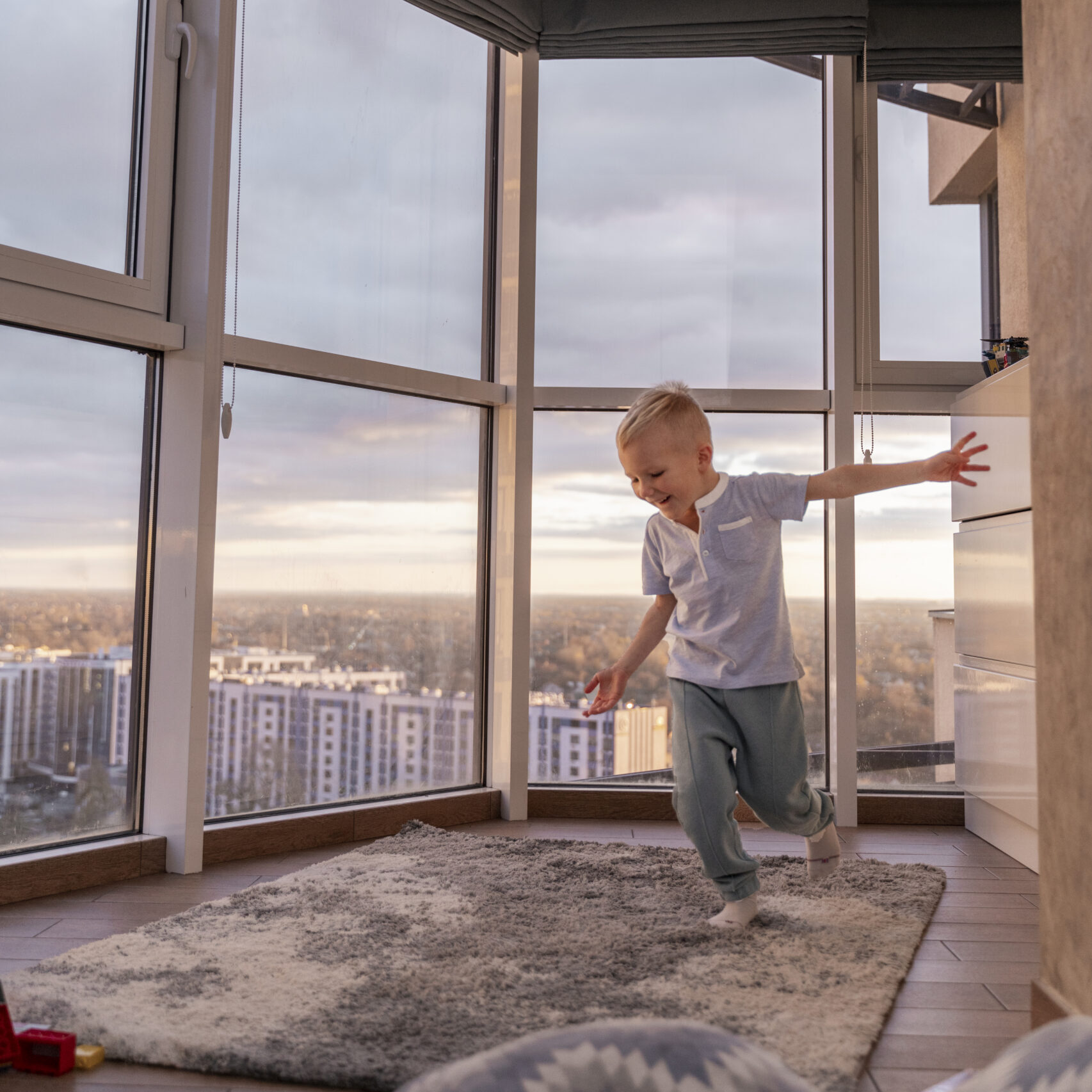kid-playing-his-room